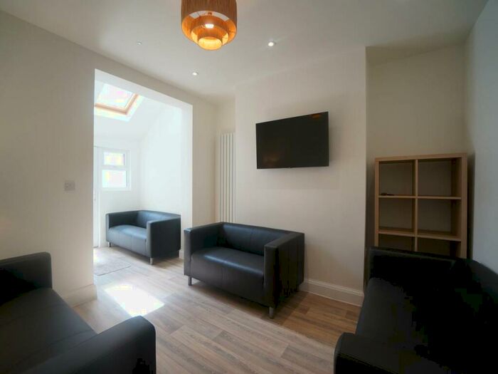 6 Bedroom House To Rent In College Road, Bangor, Gwynedd, LL57