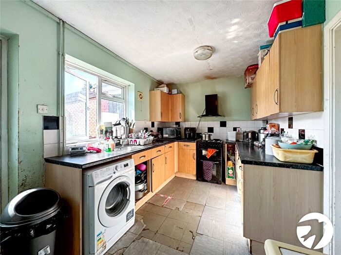 3 Bedroom End Of Terrace House For Sale In Lower Road, Maidstone, Kent, ME15