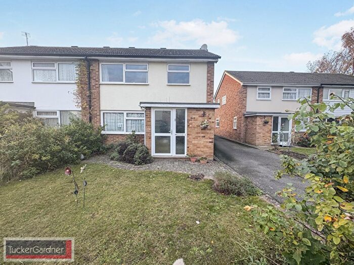 3 Bedroom Semi Detached House To Rent In Brierley Walk, Cambridge, CB4