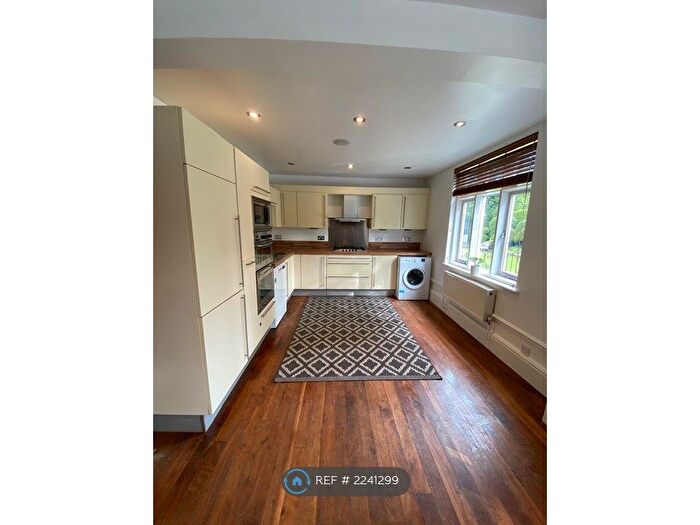 3 Bedroom Flat To Rent In Lyndhurst Road, Mossley Hill, Liverpool, L18