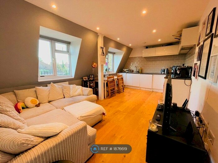 2 Bedroom Flat To Rent In Balham High Road, London, SW17