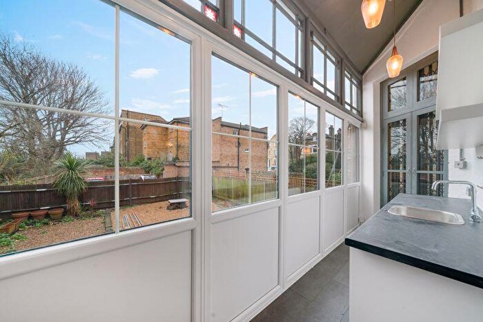 2 Bedroom Flat To Rent In Cavendish Road, London, SW12