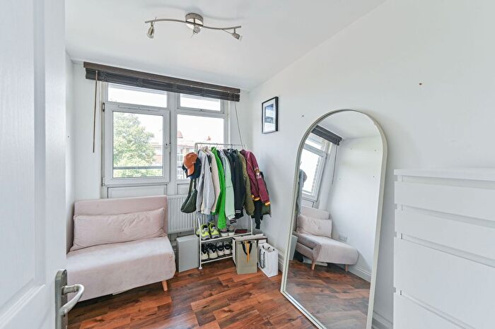 4 Bedroom Maisonette For Sale In Aytoun Road, Brixton, London, SW9