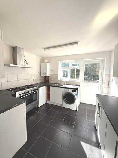 5 Bedroom Terraced House To Rent In New Peachey Lane, Uxbridge, UB8