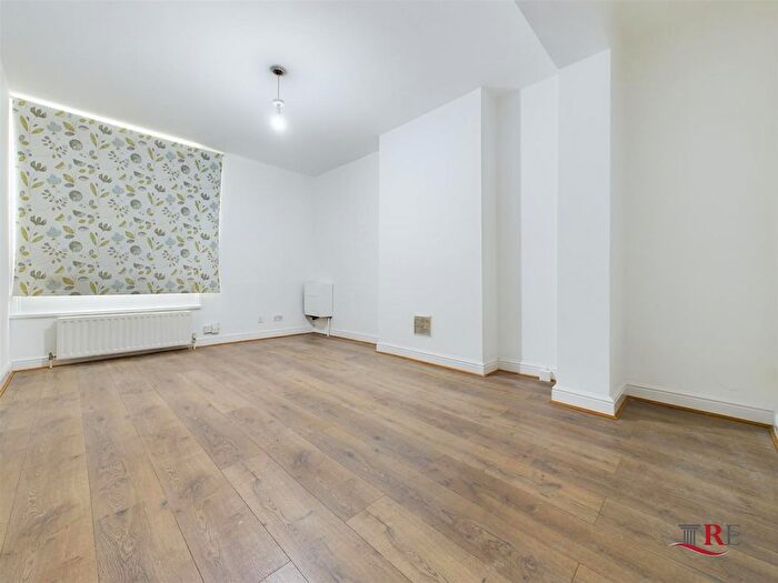 2 Bedroom Flat To Rent In Old Oak Lane, London, NW10