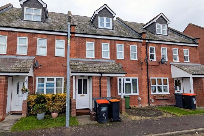 2 Bedroom Maisonette For Sale In Catchacre, Dunstable, Bedfordshire, LU6