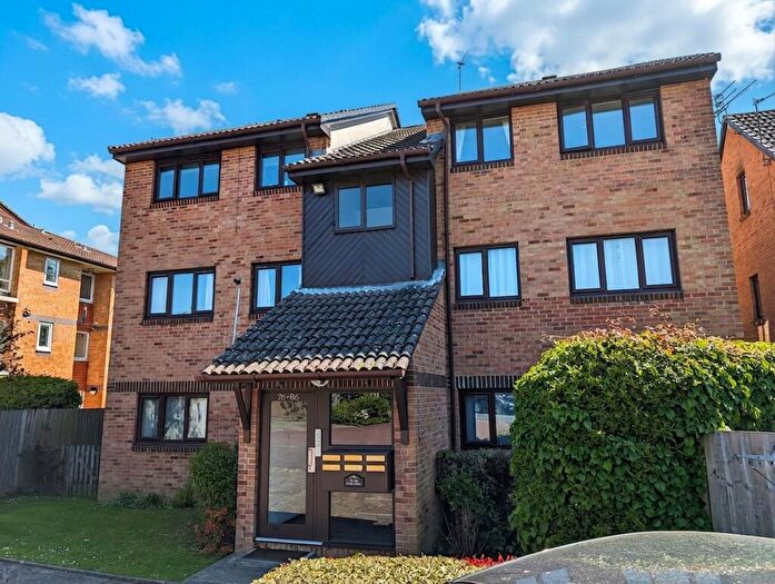 2 Bedroom Flat To Rent In Manor Fields, Horsham, RH13