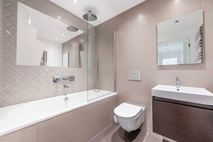 2 Bedroom Flat To Rent In Western Avenue, Perivale, Greenford, UB6