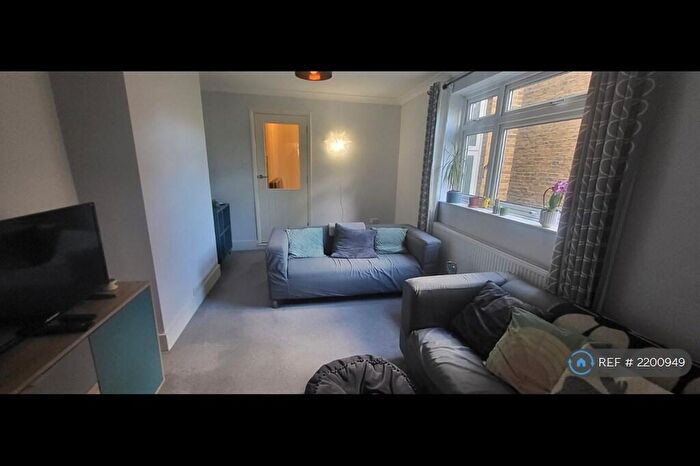 2 Bedroom Flat To Rent In Barry Road, London, SE22