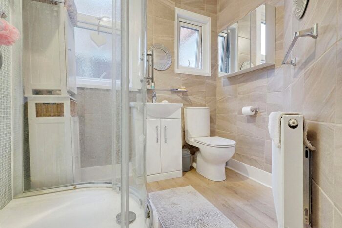 1 Bedroom Flat For Sale In Silverdale Avenue, Westcliff-On-Sea, SS0