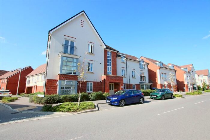 2 Bedroom Flat To Rent In Whitlock Avenue, Wokingham, RG40