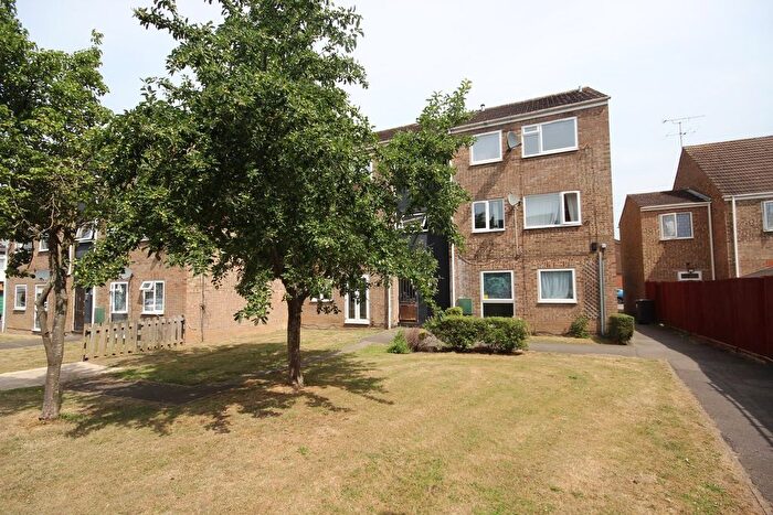 2 Bedroom Flat To Rent In Rochfords Gardens, Slough, SL2