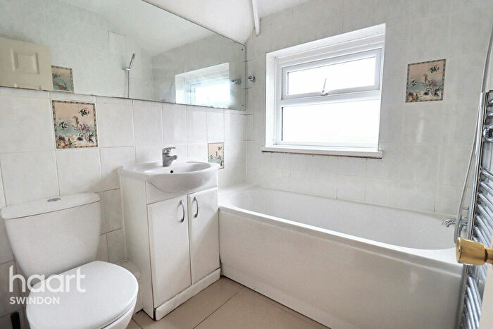 3 Bedroom Terraced House For Sale In Copse Avenue, Swindon, SN1