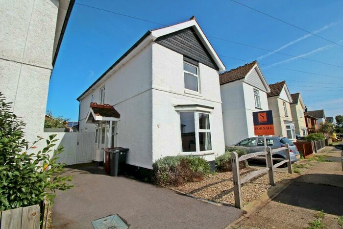3 Bedroom Detached House To Rent In Williams Road, PO18