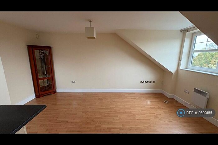 2 Bedroom Flat To Rent In Kings Road, Sale, M33