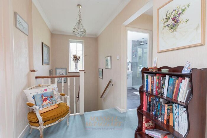 4 Bedroom Detached House For Sale In St. Marys Drive, Crawley, RH10