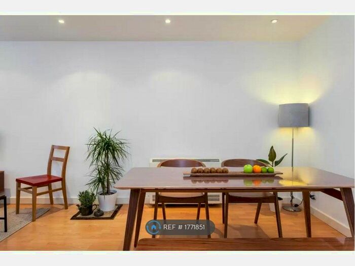 2 Bedroom Flat To Rent In Courtenay House, London, SW2