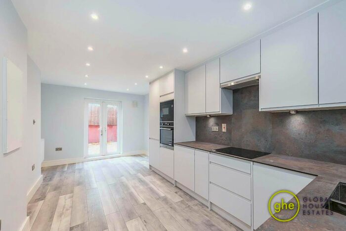 3 Bedroom Town House To Rent In West Square, Elephant And Castle, London, SE11