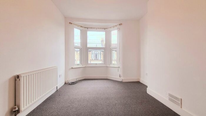 3 Bedroom Flat To Rent In Leybourne Road, Bushwood, E11