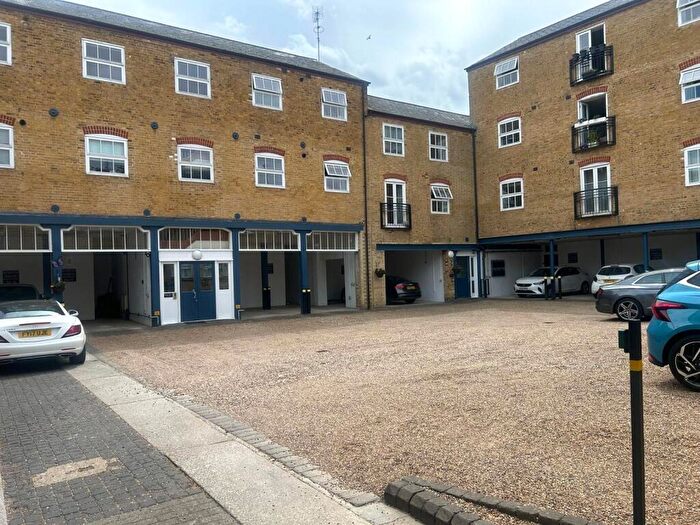 2 Bedroom Flat For Sale In Crow Lane, Rochester, ME1