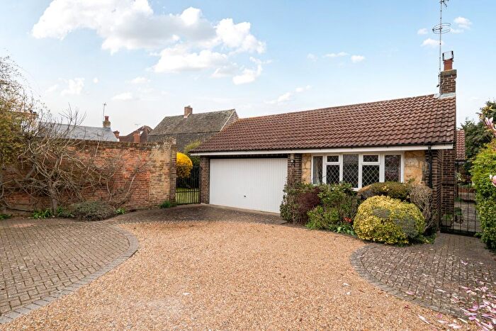 3 Bedroom Bungalow For Sale In Gainsborough Close, Esher, KT10