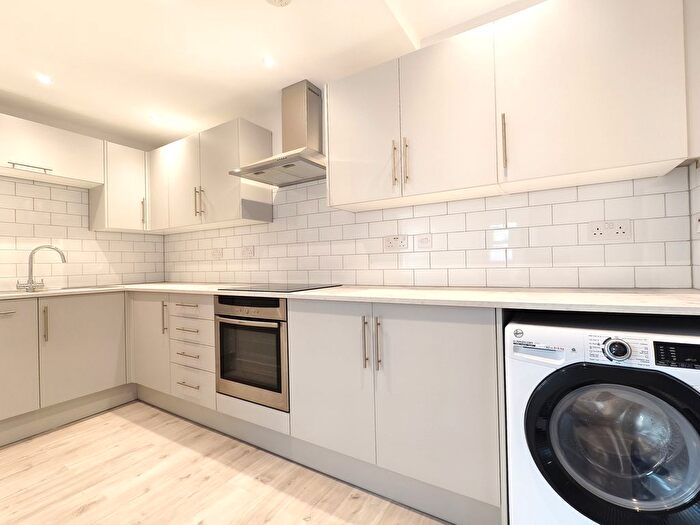 2 Bedroom Flat To Rent In High Street, Nutfield, Redhill, RH1