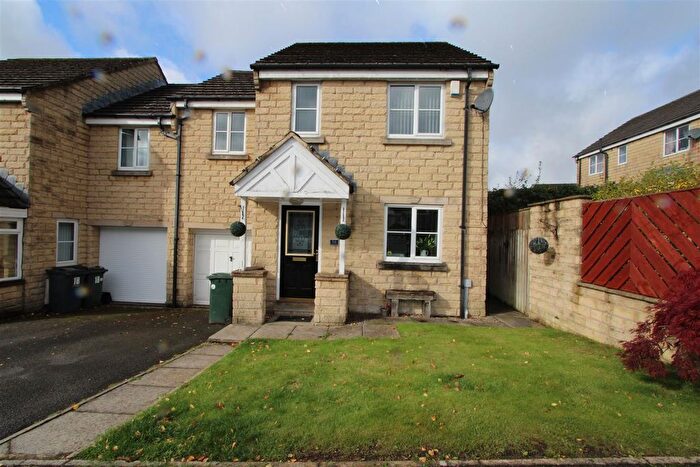 3 Bedroom Town House To Rent In Siskin Drive, Westwood Park, Bradford, BD6