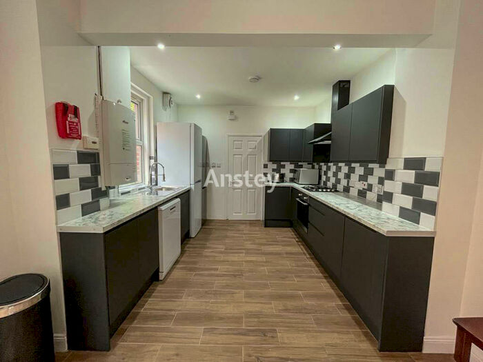 6 Bedroom Semi-Detached House To Rent In Holyrood Avenue, Southampton, SO17