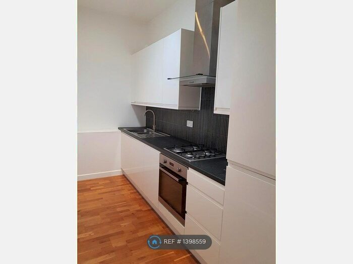 1 Bedroom Flat To Rent In Hadleigh House, Bushey, WD23