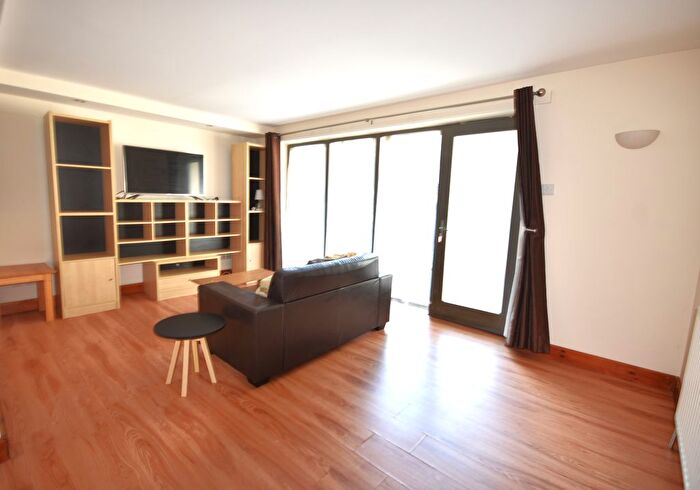 2 Bedroom Flat To Rent In Mile End Road, Whitechapel, E1