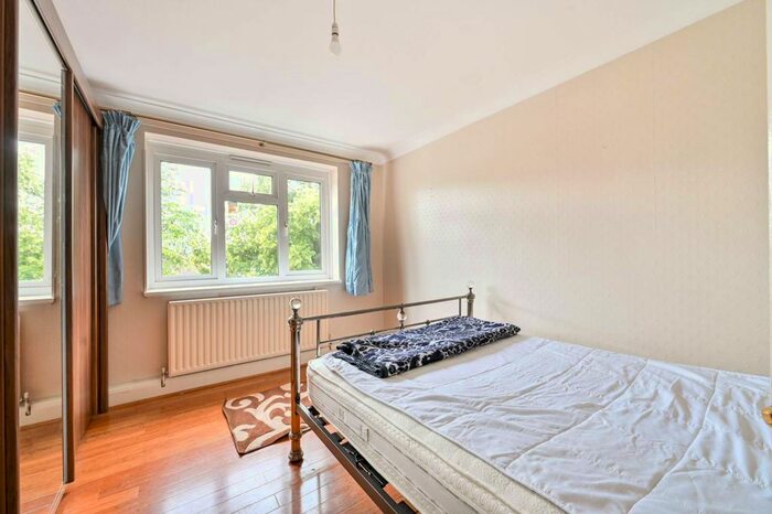 3 Bedroom Flat To Rent In St Charles Square, Ladbroke Grove, London, W10