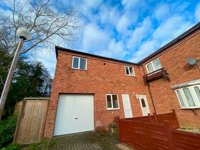 4 Bedroom Property To Rent In Gunmaker Court, Neath Hill, Milton Keynes, MK14