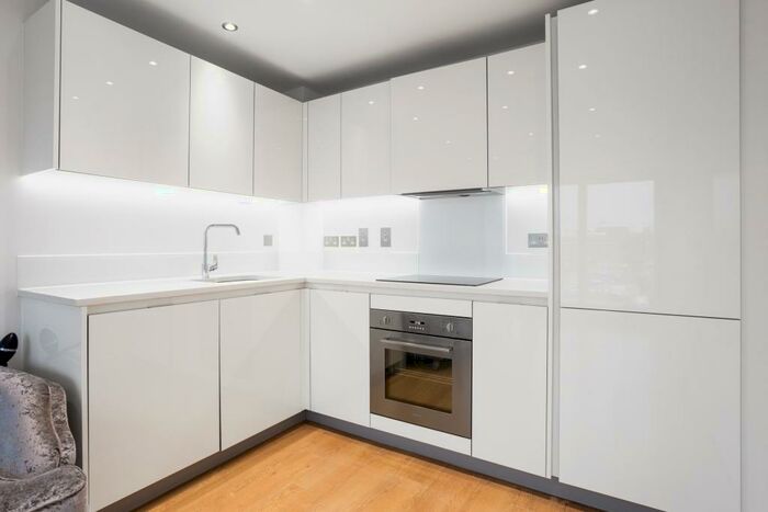 1 Bedroom Flat To Rent In Landmark House, The Broadway, IG10