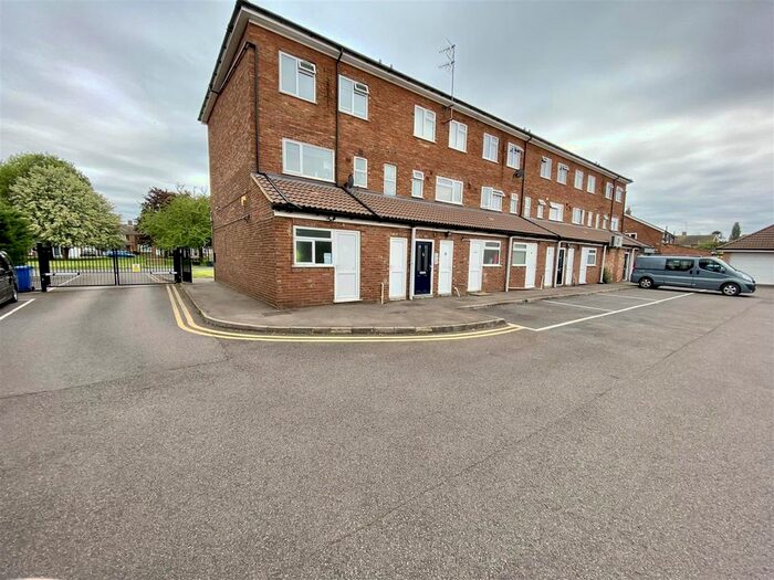 3 Bedroom Flat To Rent In Windsor Parade, Windsor Road, Barton-Le-Clay, Bedford, MK45