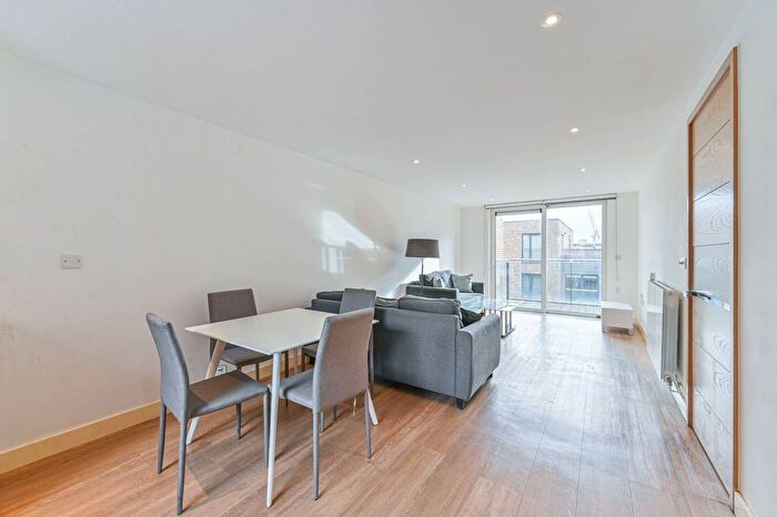 2 Bedroom Flat To Rent In Whiting Way, Rotherhithe, London, SE16