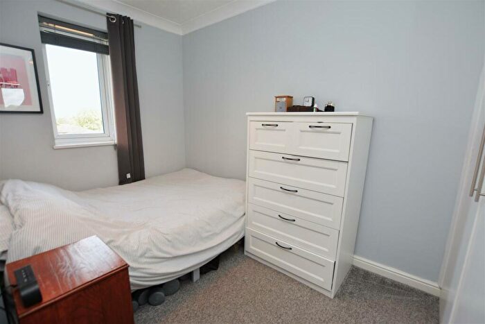 1 Bedroom Flat For Sale In Longfield Drive, Colliers Wood Borders, CR4