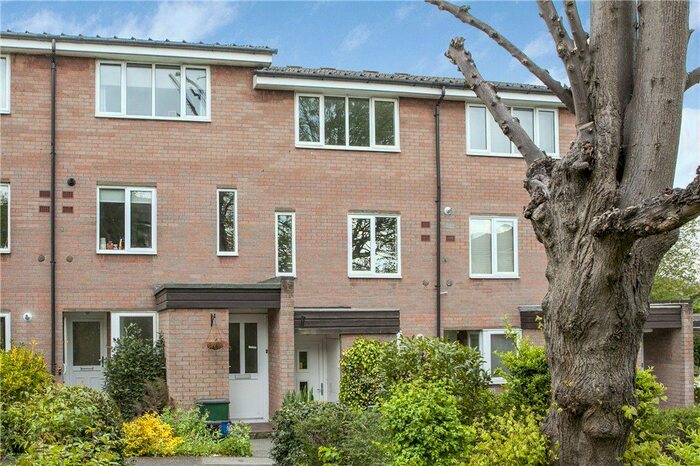 2 Bedroom Maisonette To Rent In Green Acres, Croydon, CR0