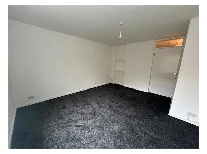 2 Bedroom Flat To Rent In Chelsea Close, Willesden, NW10