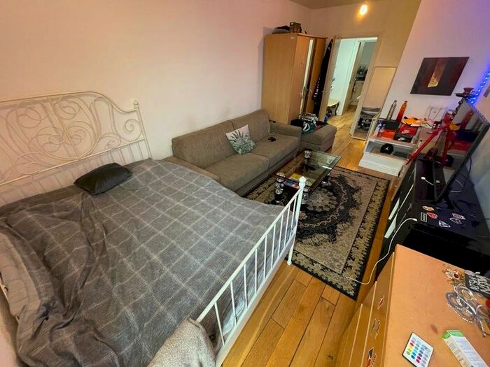 3 Bedroom Flat To Rent In Landor Road, London, SW9