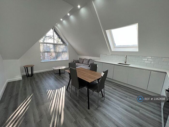 2 Bedroom Flat To Rent In Clothorn Road, Manchester, M20