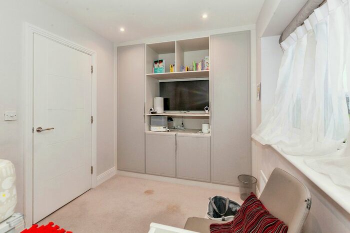 3 Bedroom End Of Terrace House For Sale In Connaught Close, Uxbridge, UB8