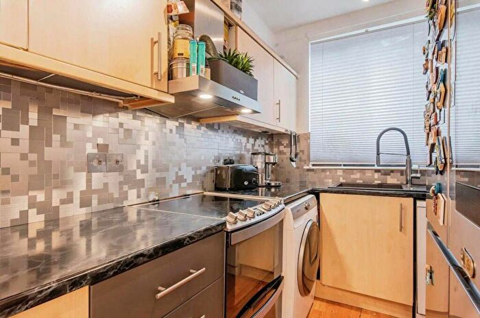 2 Bedroom Flat For Sale In Elmers End Road, Anerley, London, SE20