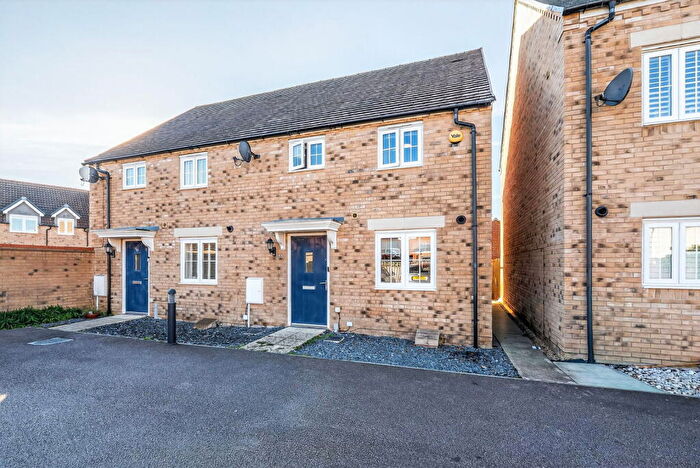 3 Bedroom Semi Detached House For Sale In Kingfisher Road, Wixams, MK42