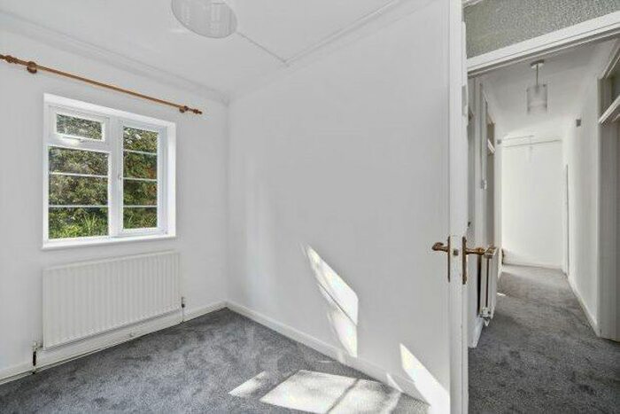 2 Bedroom Flat To Rent In Arlington Lodge, Weybridge, KT13