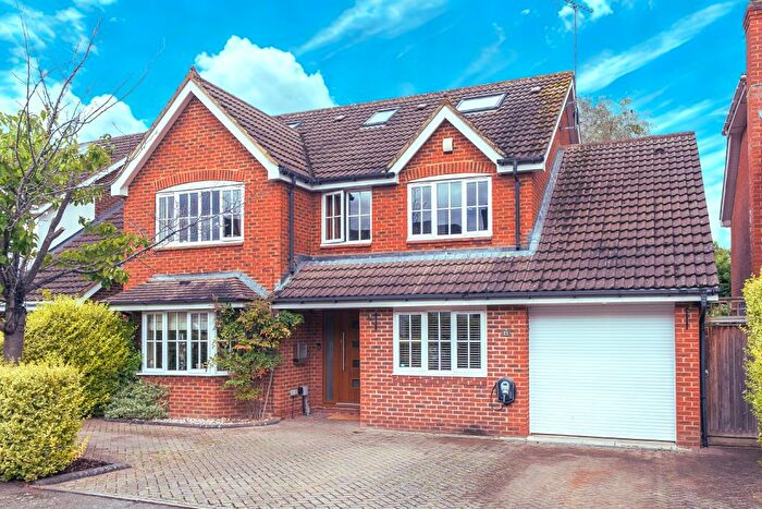 6 Bedroom Detached House For Sale In Coresbrook Way, Knaphill, Woking, GU21