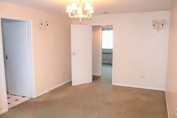 1 Bedroom Flat To Rent In Oakcroft Close, Pinner, HA5