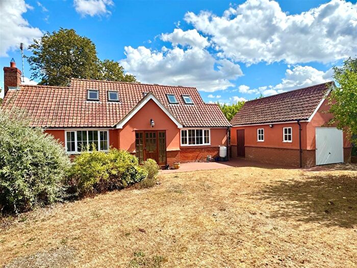 3 Bedroom Chalet For Sale In Bentley, Ipswich, IP9