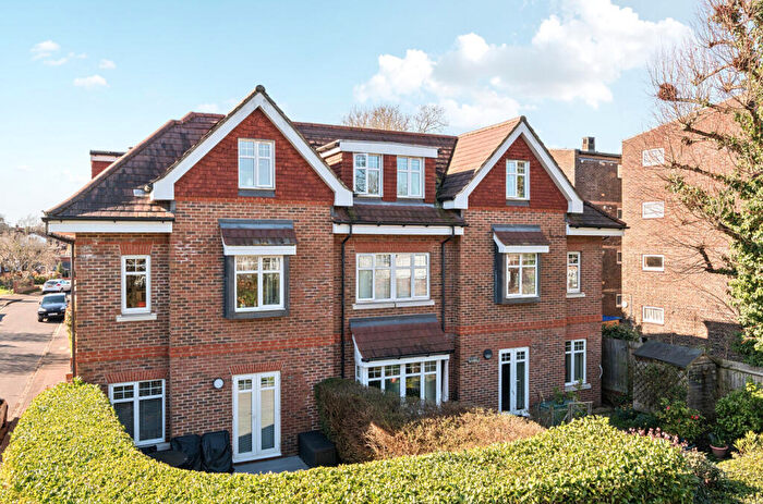 1 Bedroom Apartment For Sale In Grange Court, Addlestone Park, Addlestone, KT15