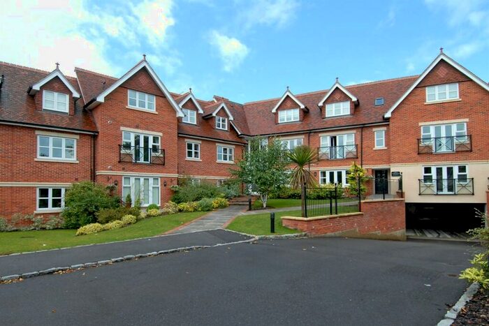 2 Bedroom Apartment To Rent In Upcross House, Upcross Gardens, Reading, RG1