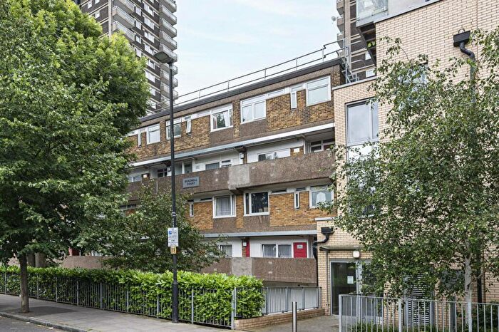 3 Bedroom Maisonette To Rent In Cable Street, Shadwell, London, E1